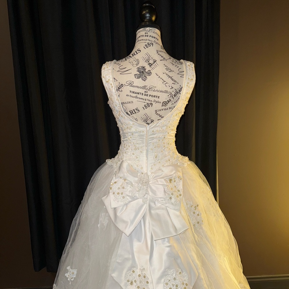 Elegant White Antique Wedding Dress - Picture 3 of 11